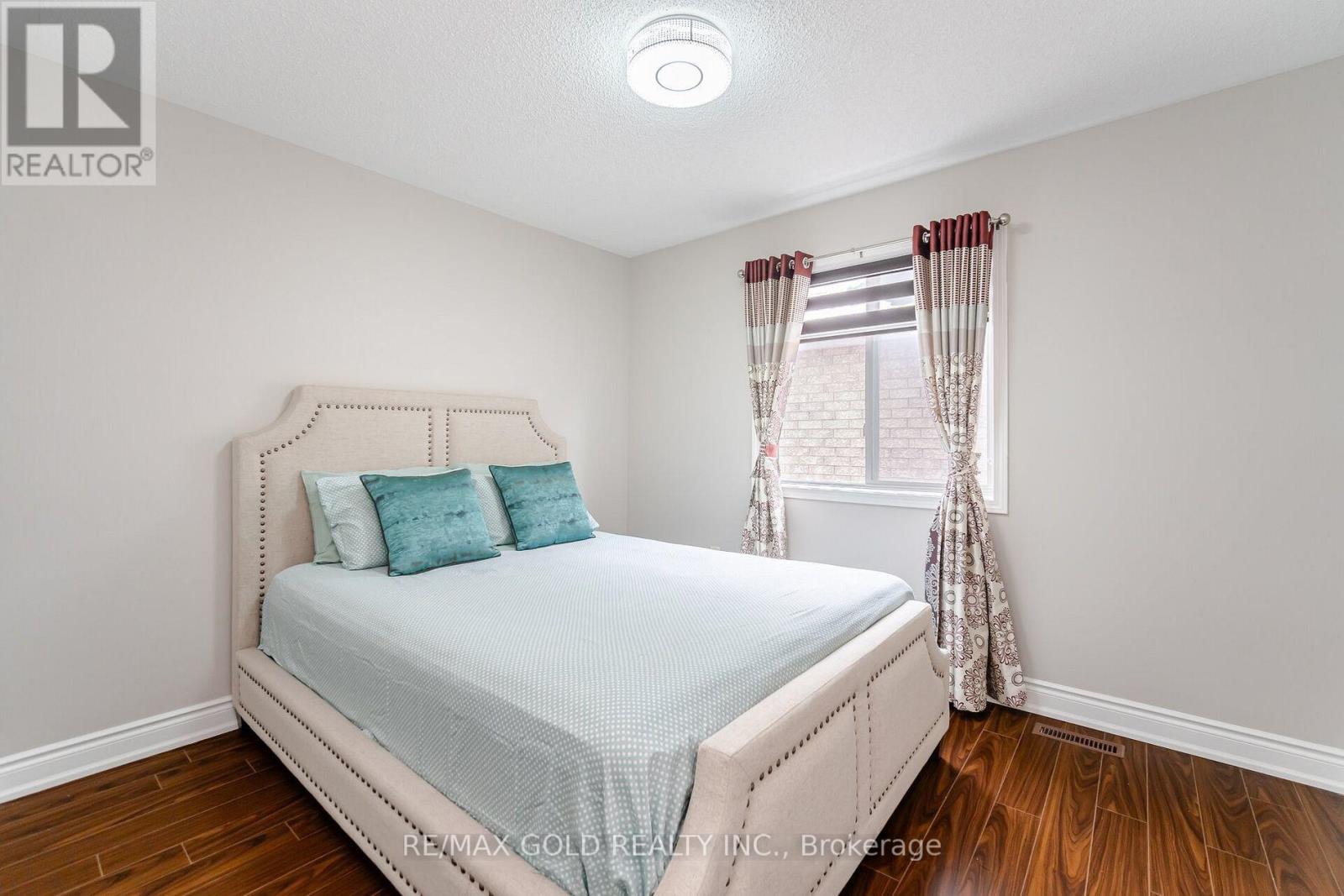 8 UPSHALL DRIVE - 26