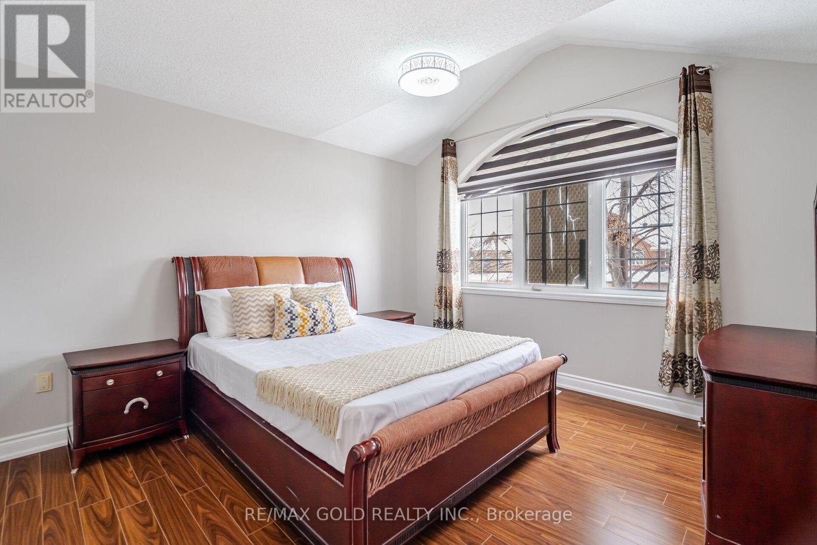 8 UPSHALL DRIVE - 27