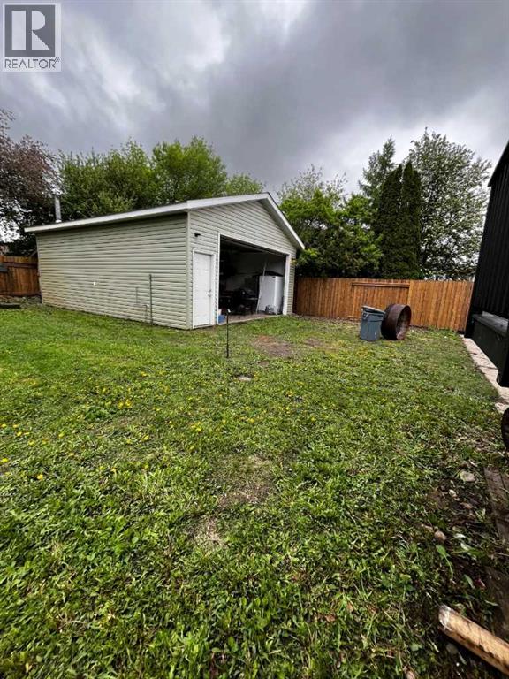 2307 47 Avenue - 8