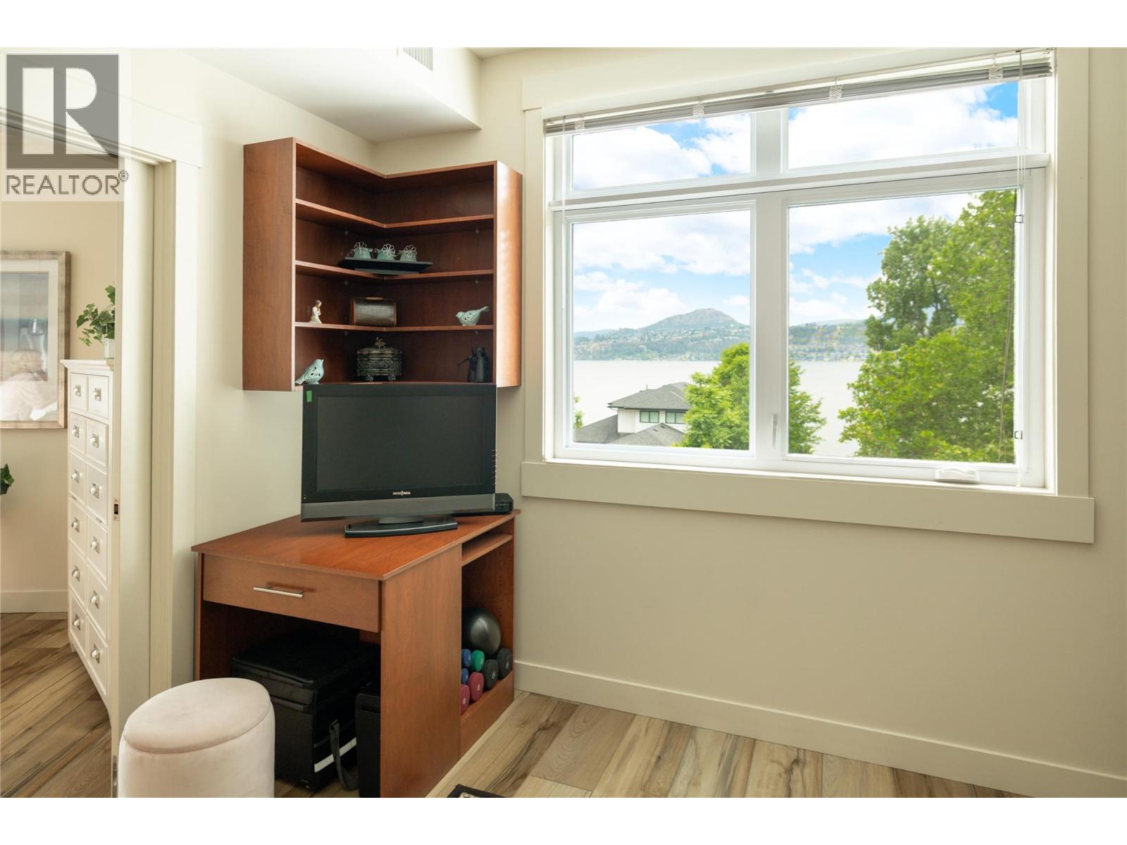 #307 2901 Abbott Street - 19