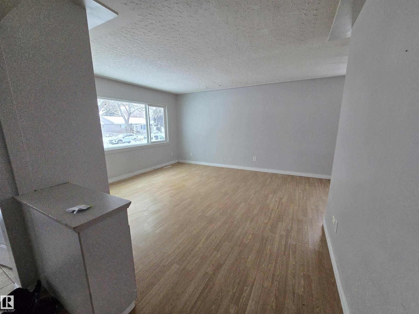 11910 43 ST NW - 11