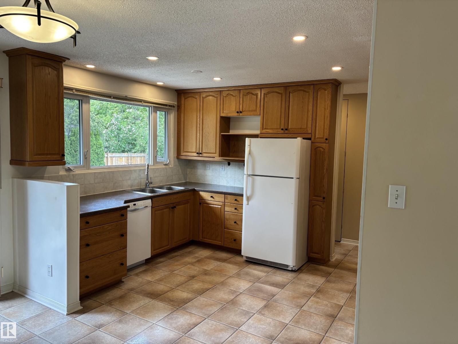 51 Glenmore CR — photo 12