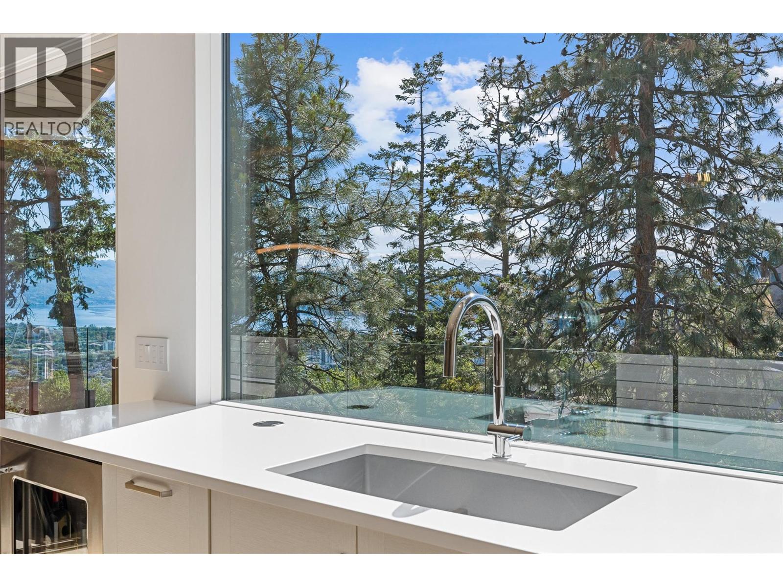724 Rockcliffe Place, Kelowna