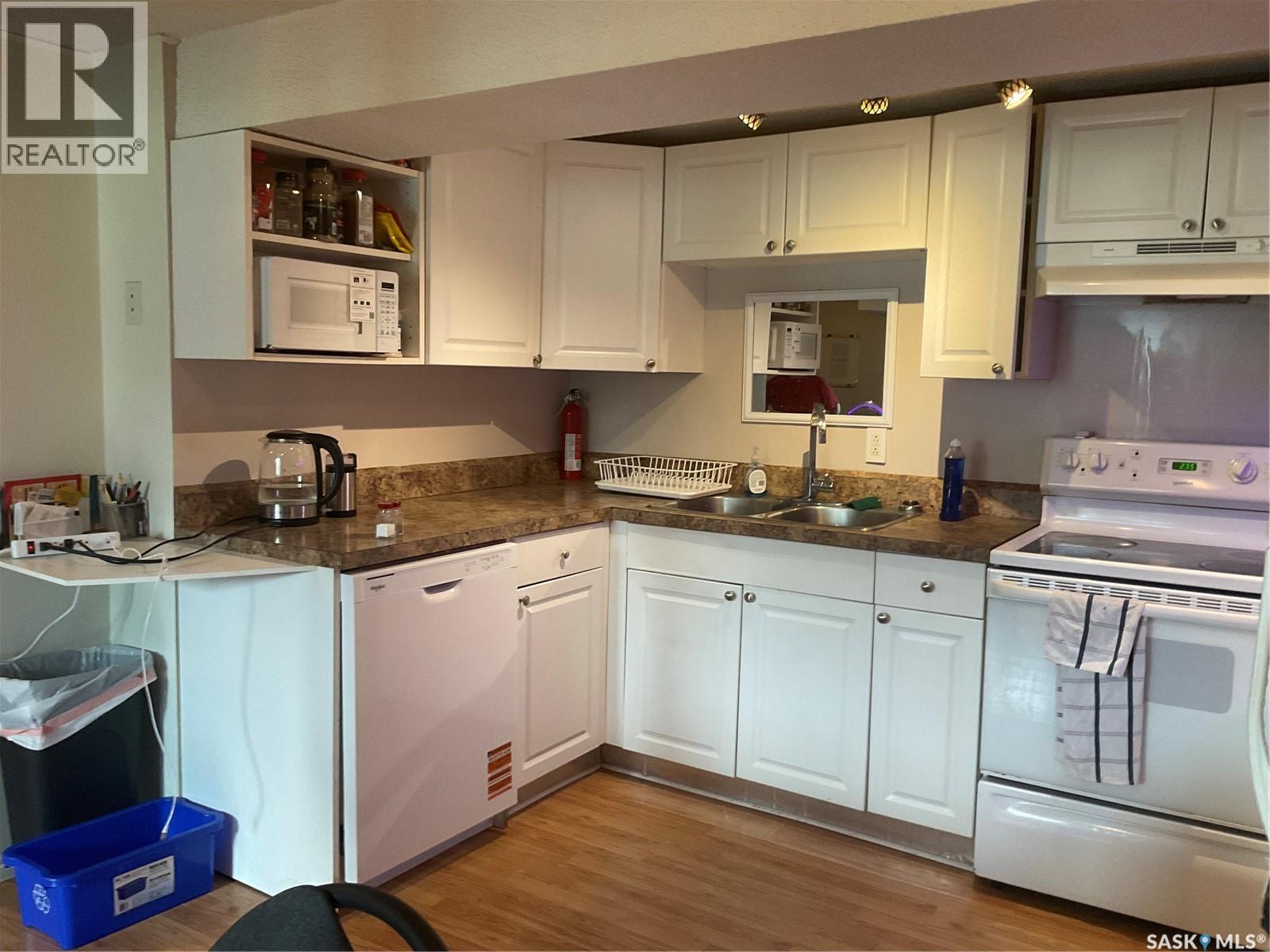 302 Dunlop STREET - 12