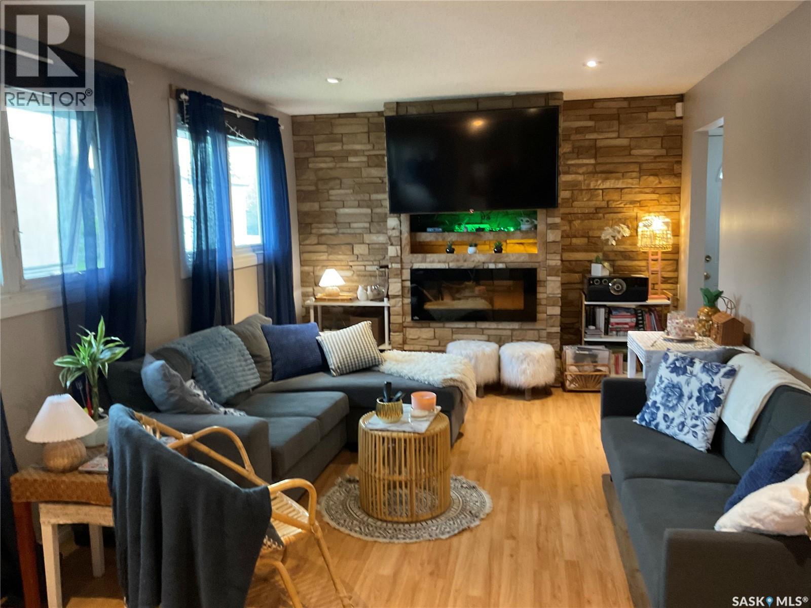 302 Dunlop STREET - Image 2