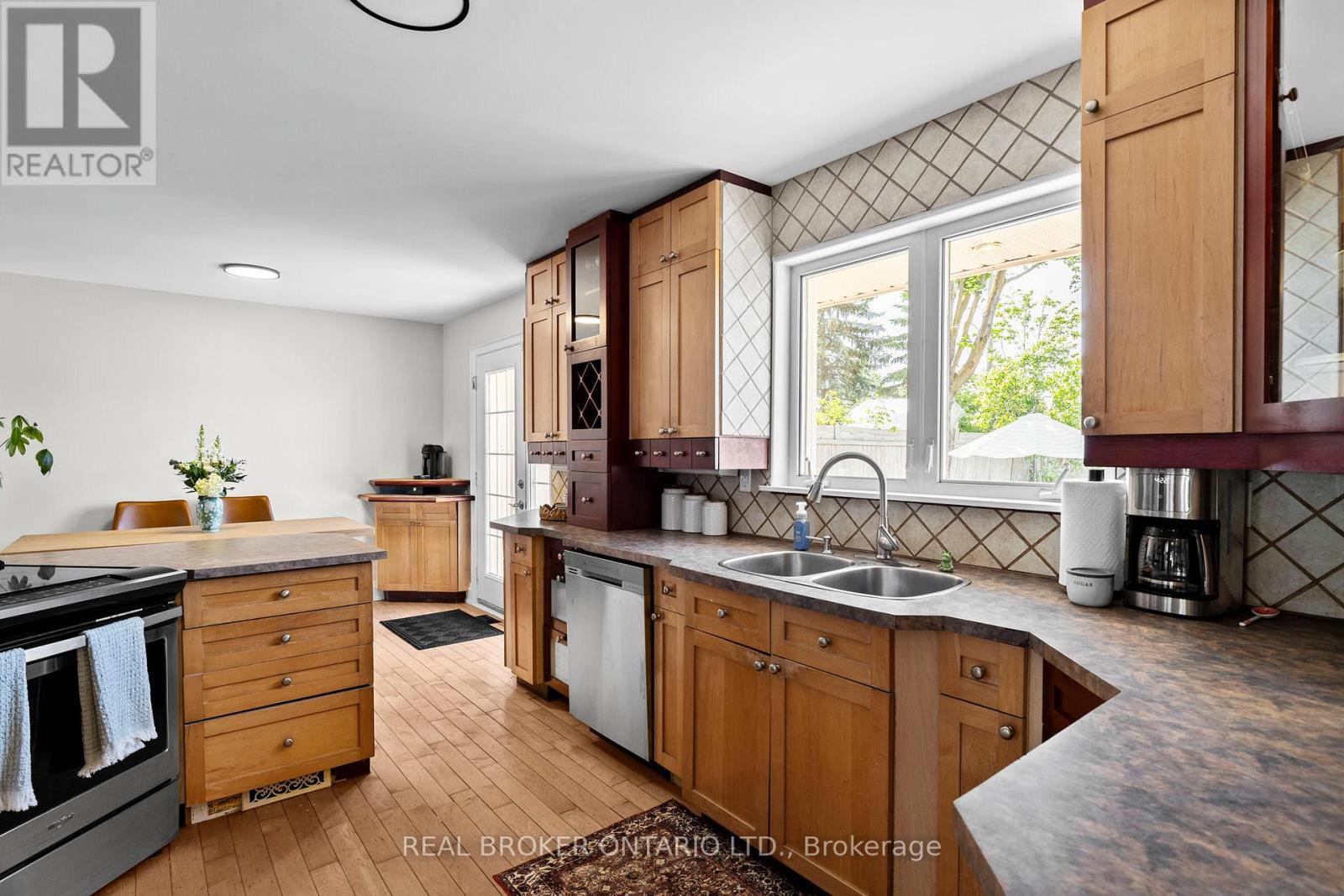 54 FARMINGDALE CRESCENT - 14