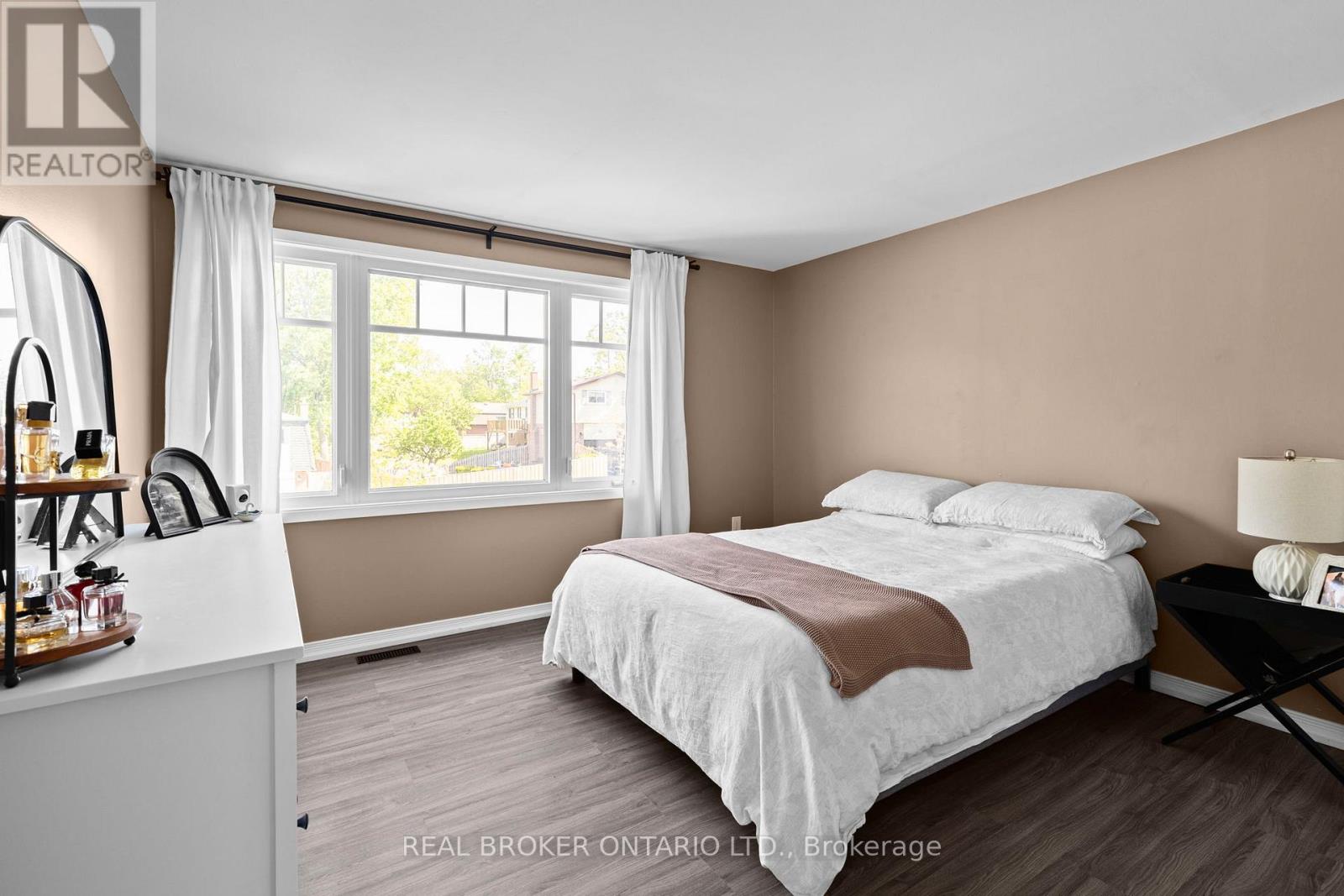 54 FARMINGDALE CRESCENT - 24