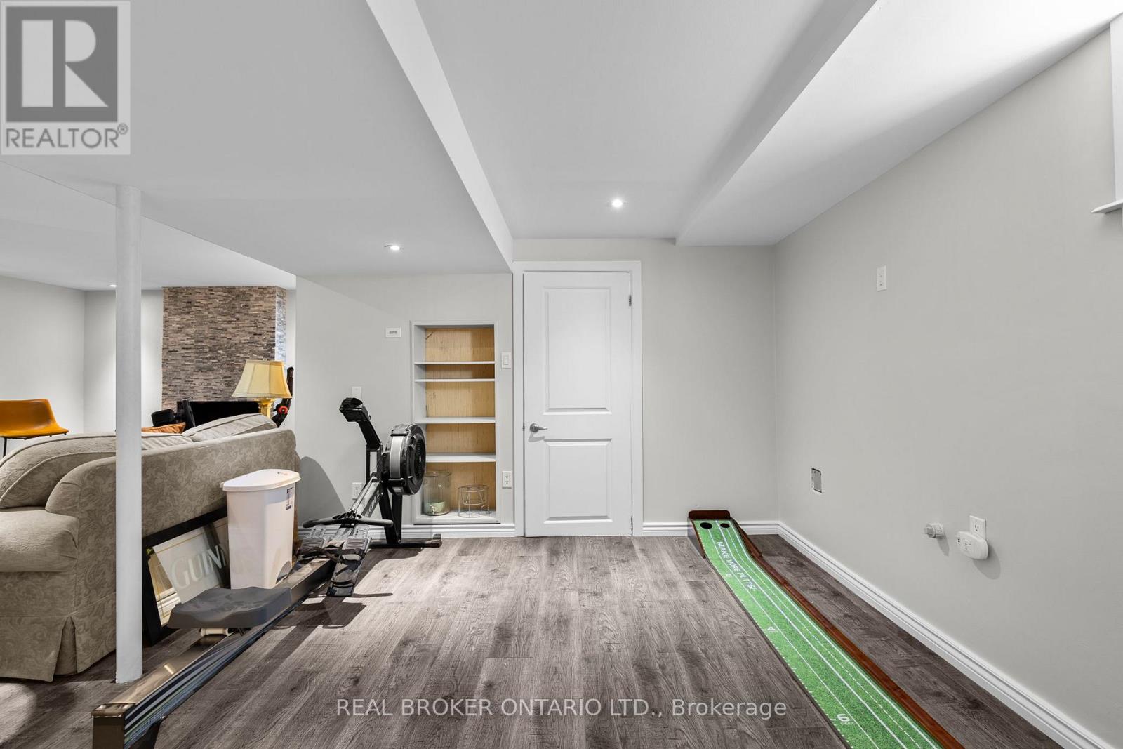 54 FARMINGDALE CRESCENT - 29