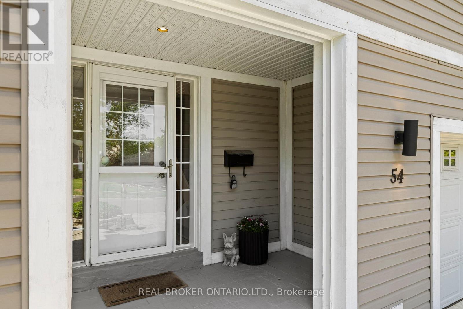 54 FARMINGDALE CRESCENT - 32