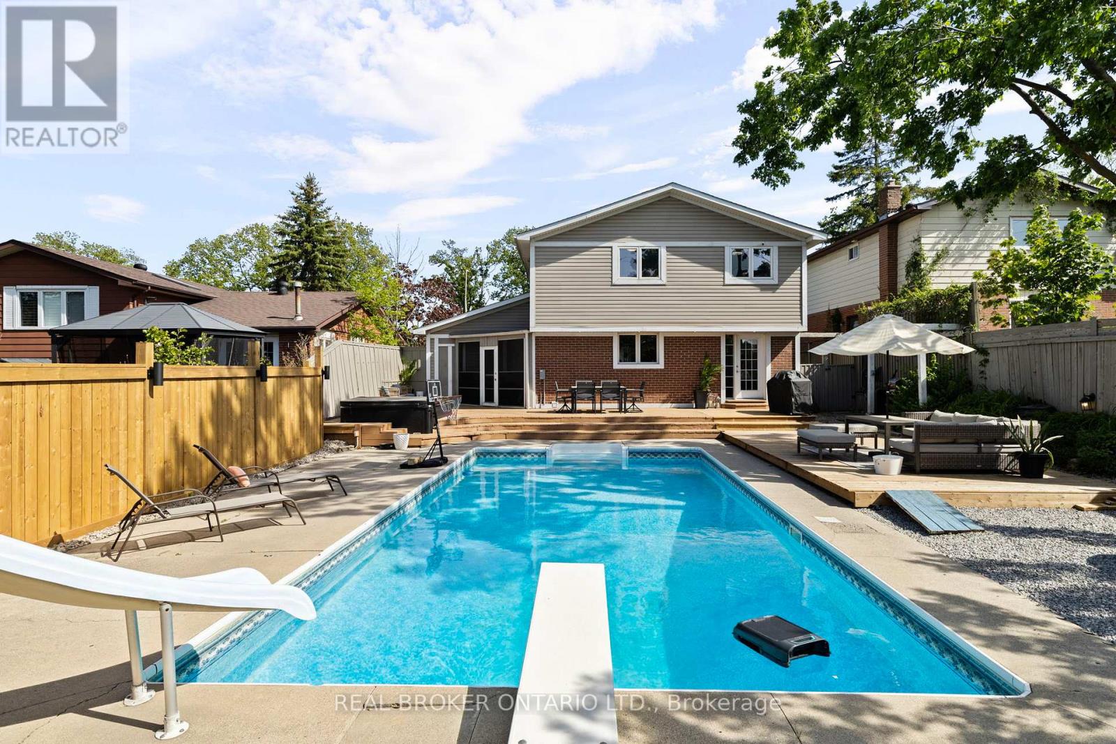 54 FARMINGDALE CRESCENT - 34