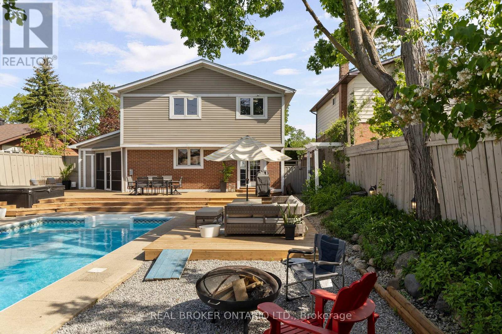 54 FARMINGDALE CRESCENT - 36