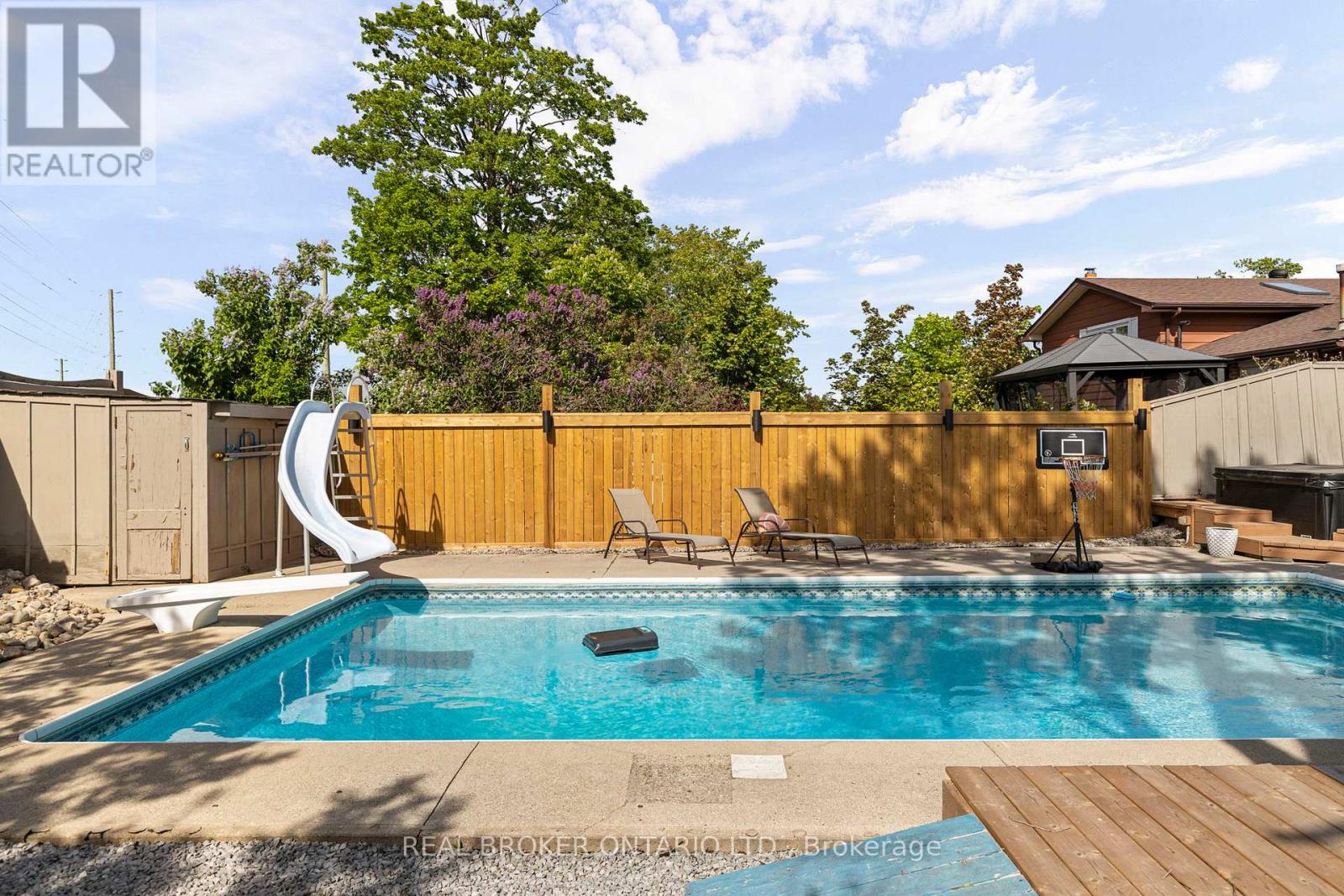 54 FARMINGDALE CRESCENT - 37