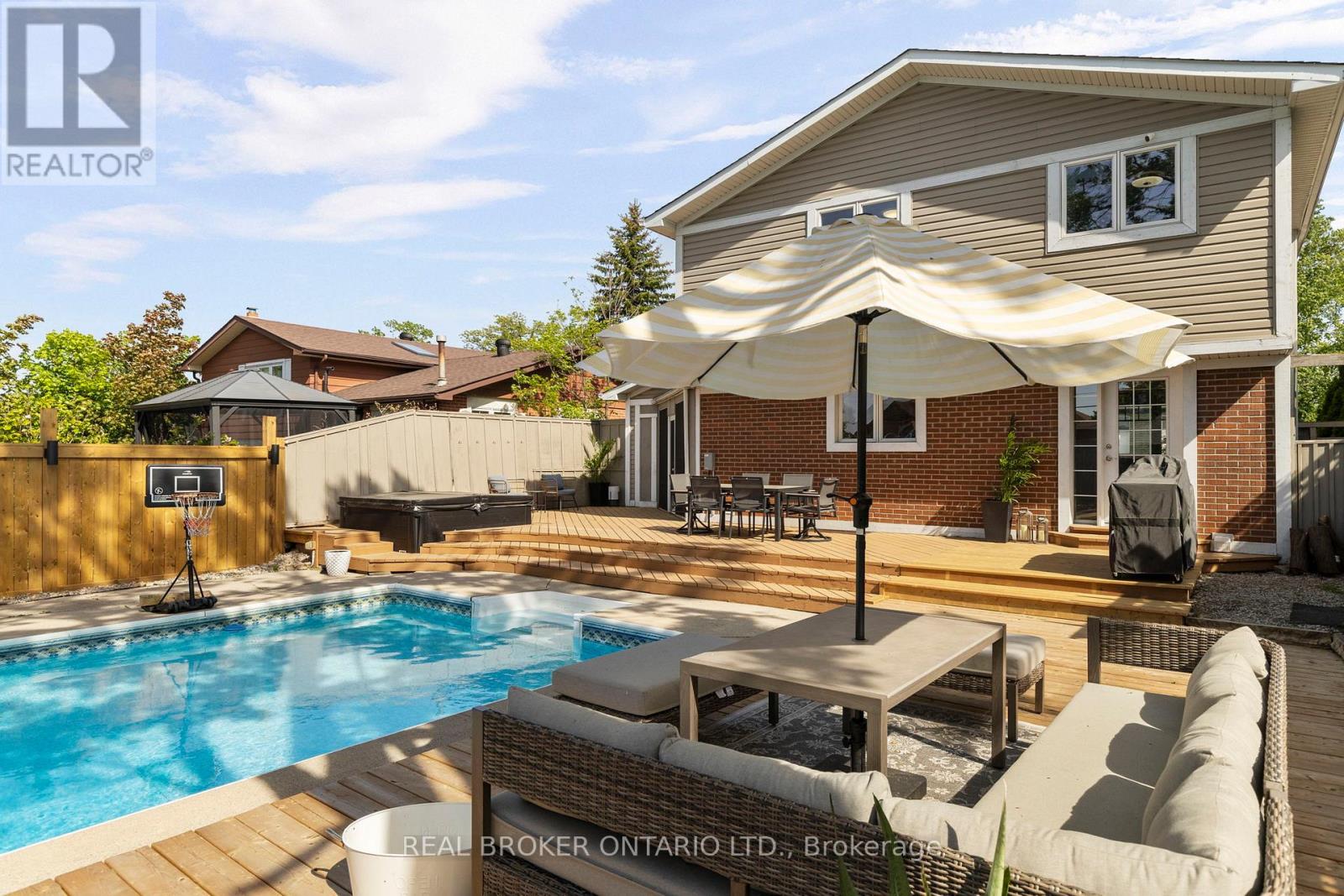 54 FARMINGDALE CRESCENT - 38