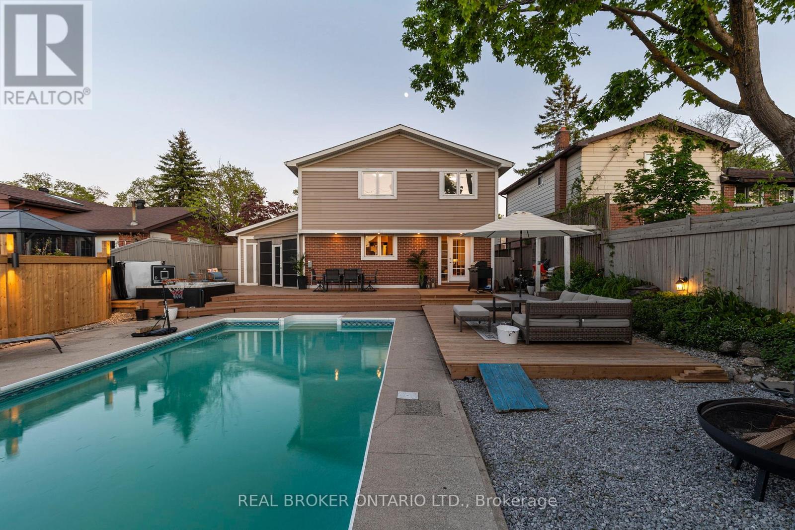 54 FARMINGDALE CRESCENT - 40
