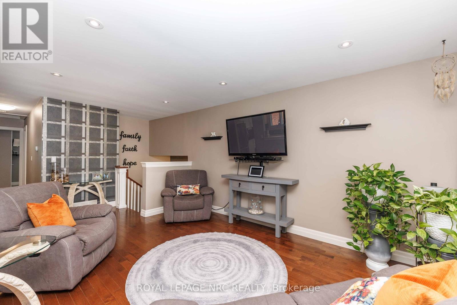 7 STEPHEN STREET - 5