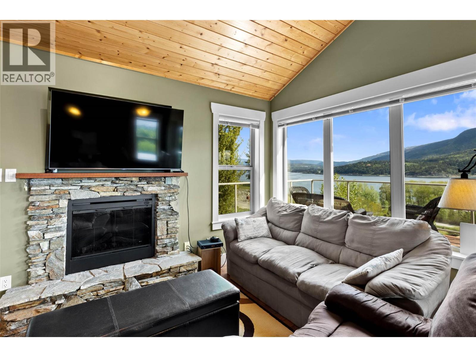 #184 2633 Squilax Anglemont Road - 16