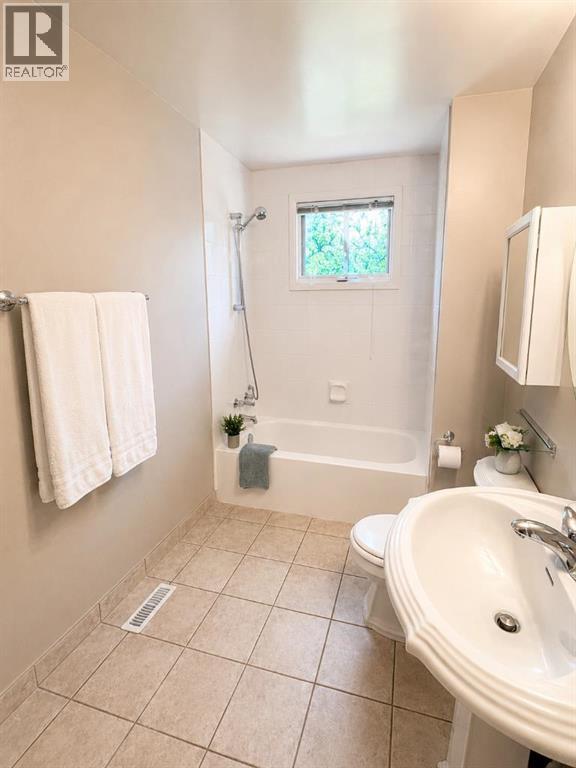 19 Meadowview Road SW - 17