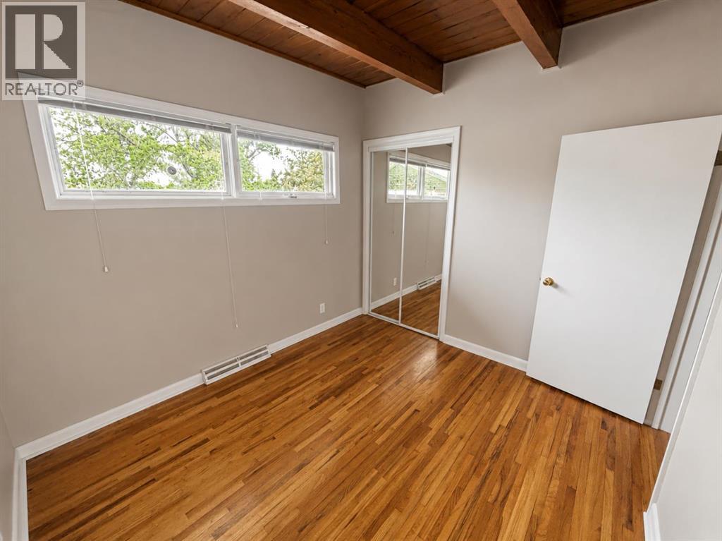 19 Meadowview Road SW - 15