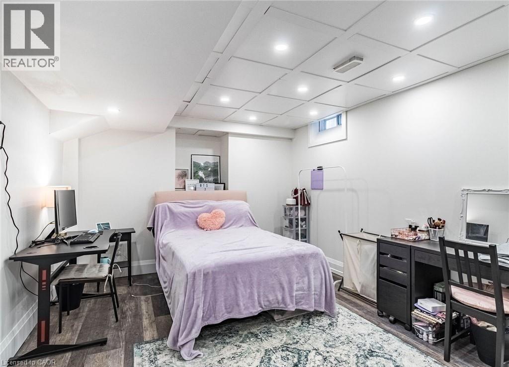 47 HAWKE Crescent - 32