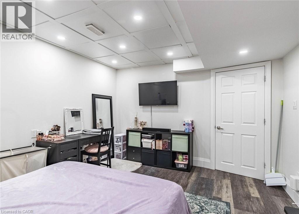 47 HAWKE Crescent - 33