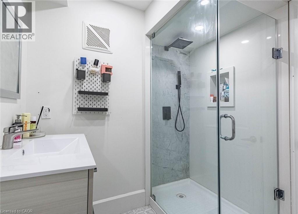47 HAWKE Crescent - 35