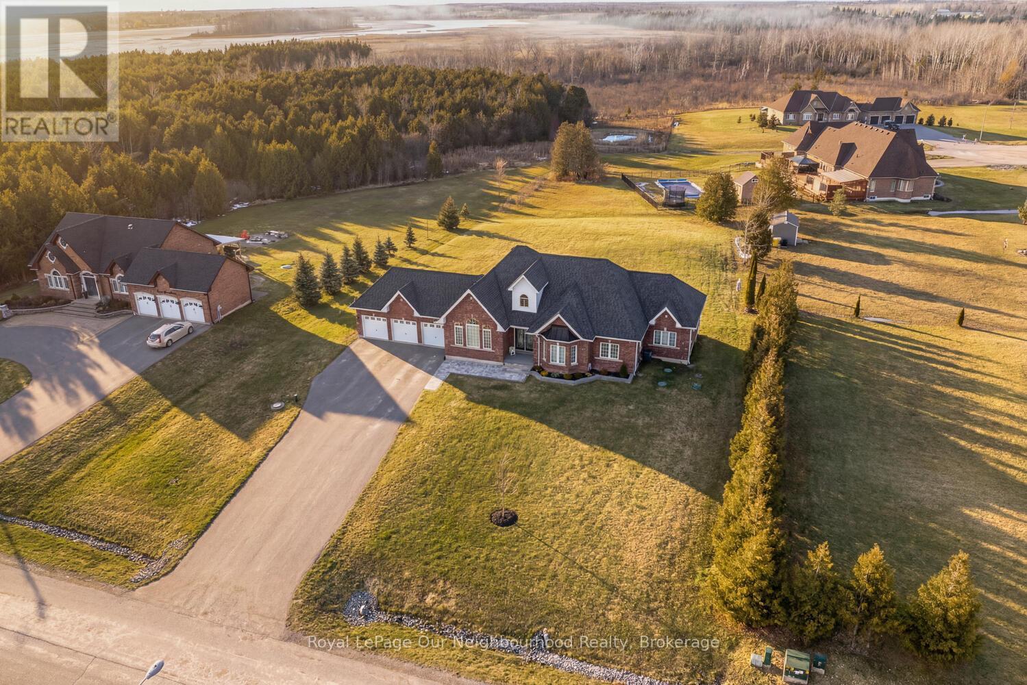 47 SONGBIRD CRESCENT - 1