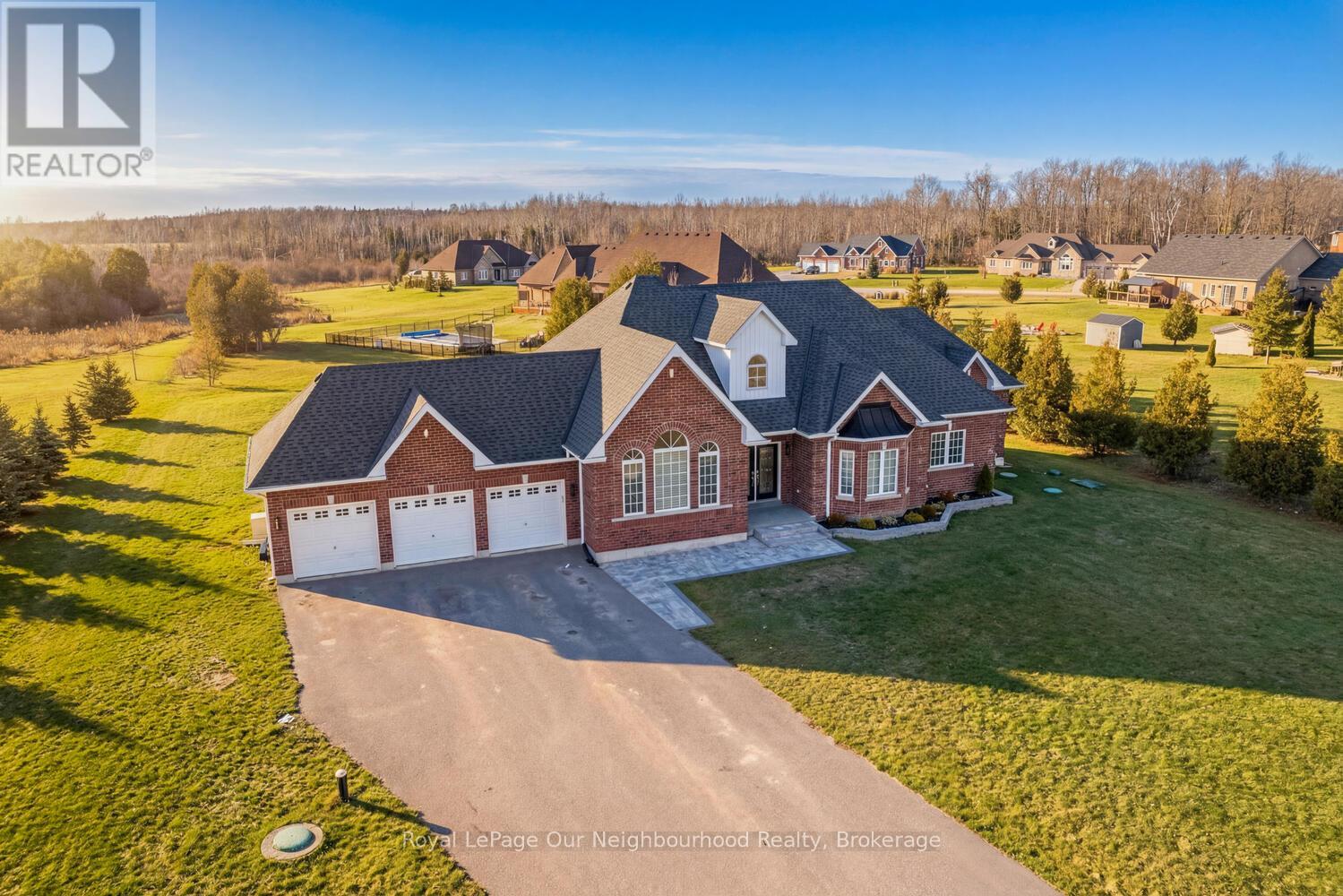 47 SONGBIRD CRESCENT - 2
