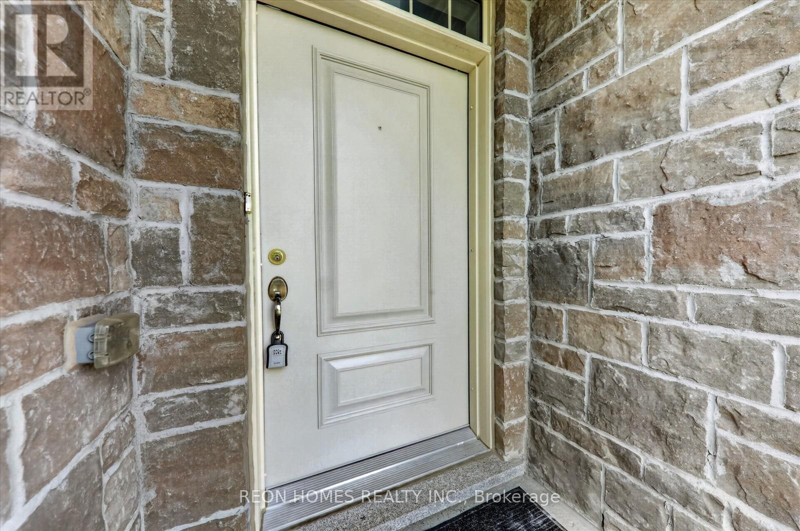 37 RAITHBY CRESCENT - 5