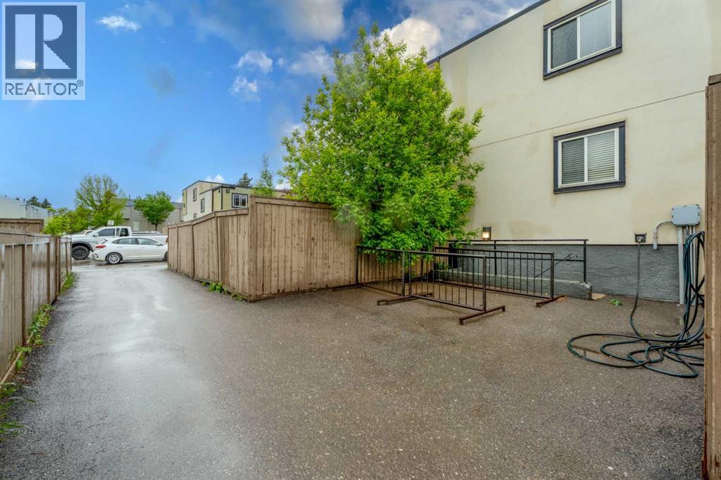 #101 3809 45 Street SW - 26