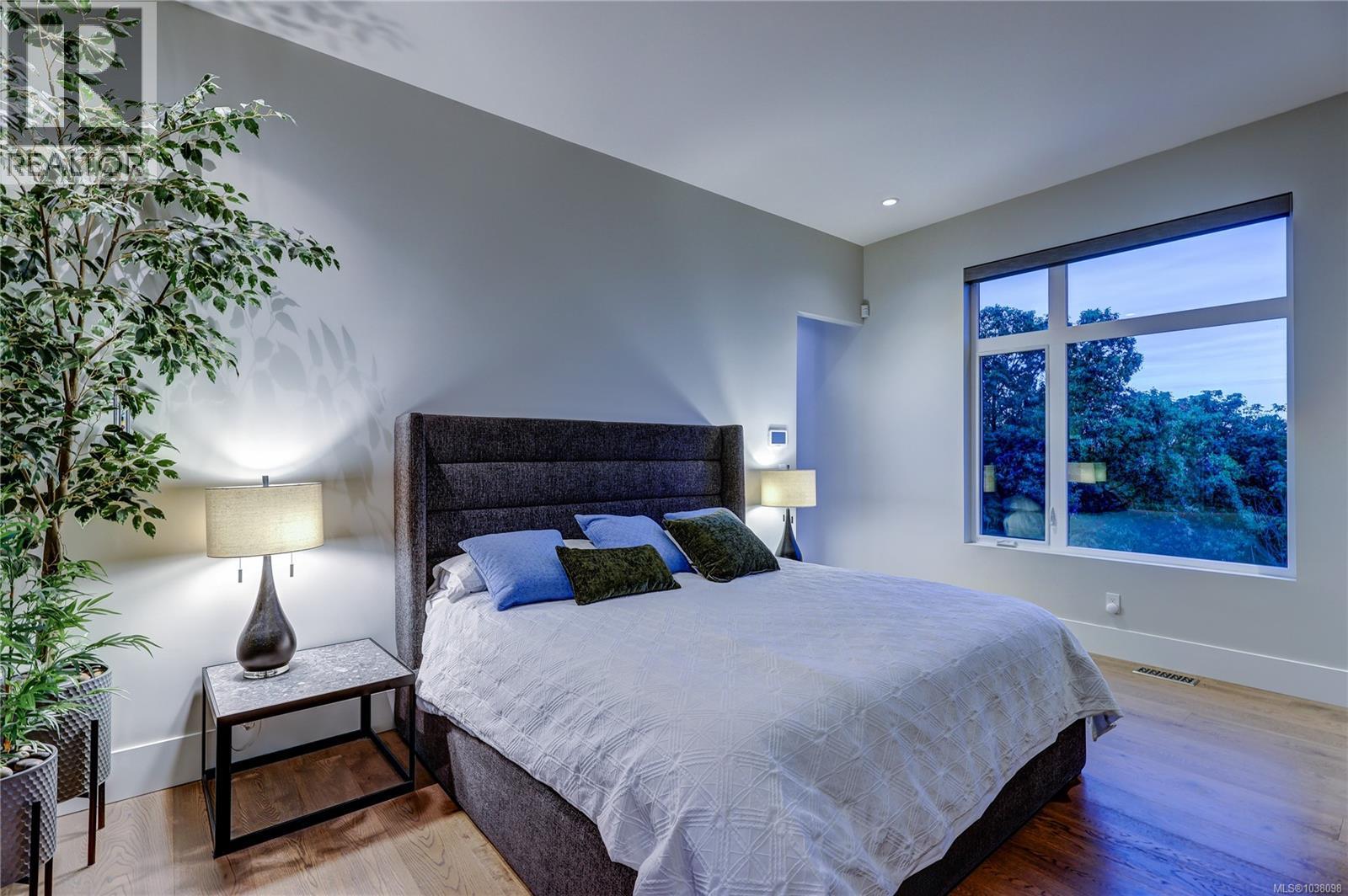 3450 Dolphin Dr - 44