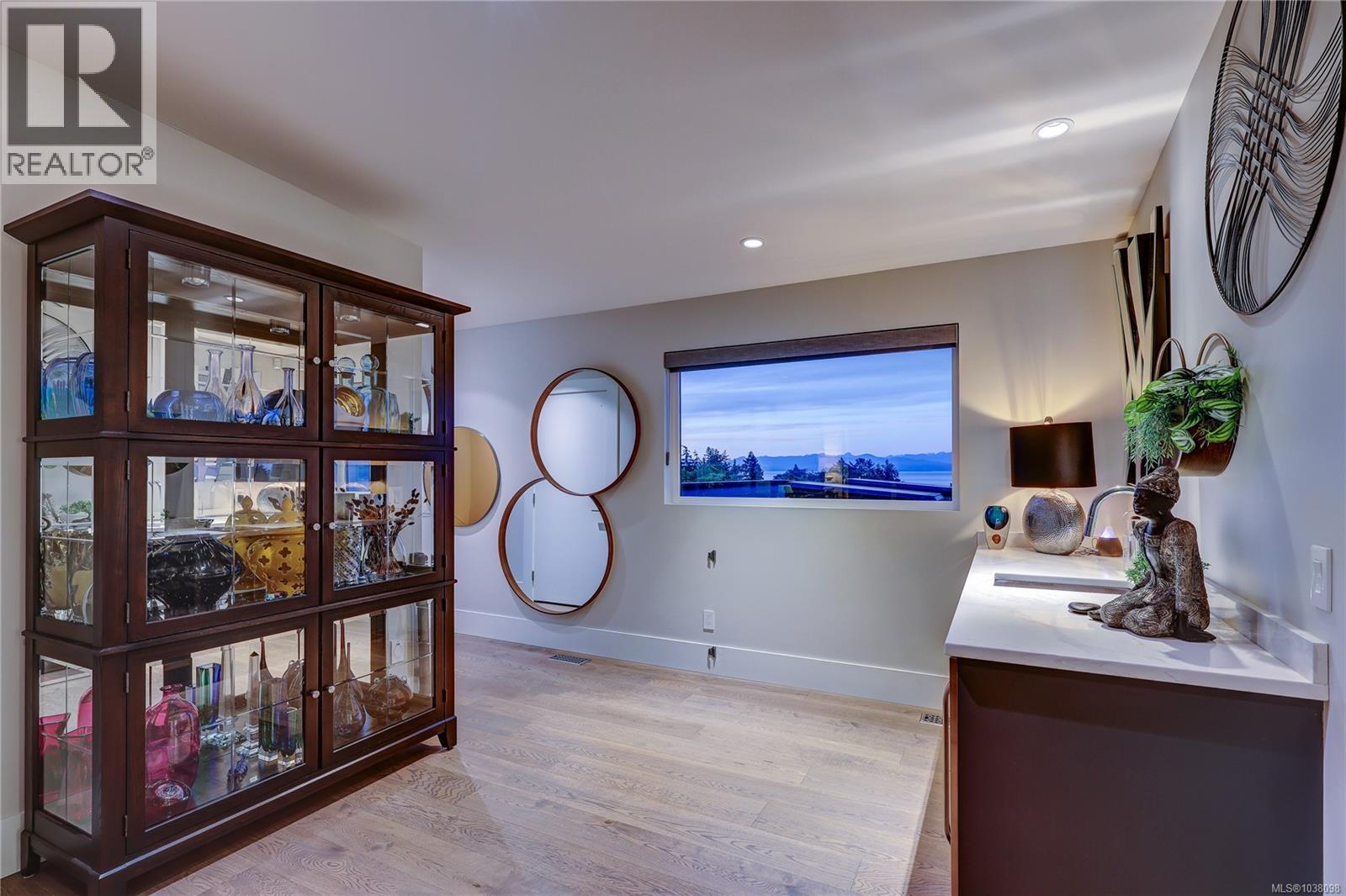3450 Dolphin Dr - 53