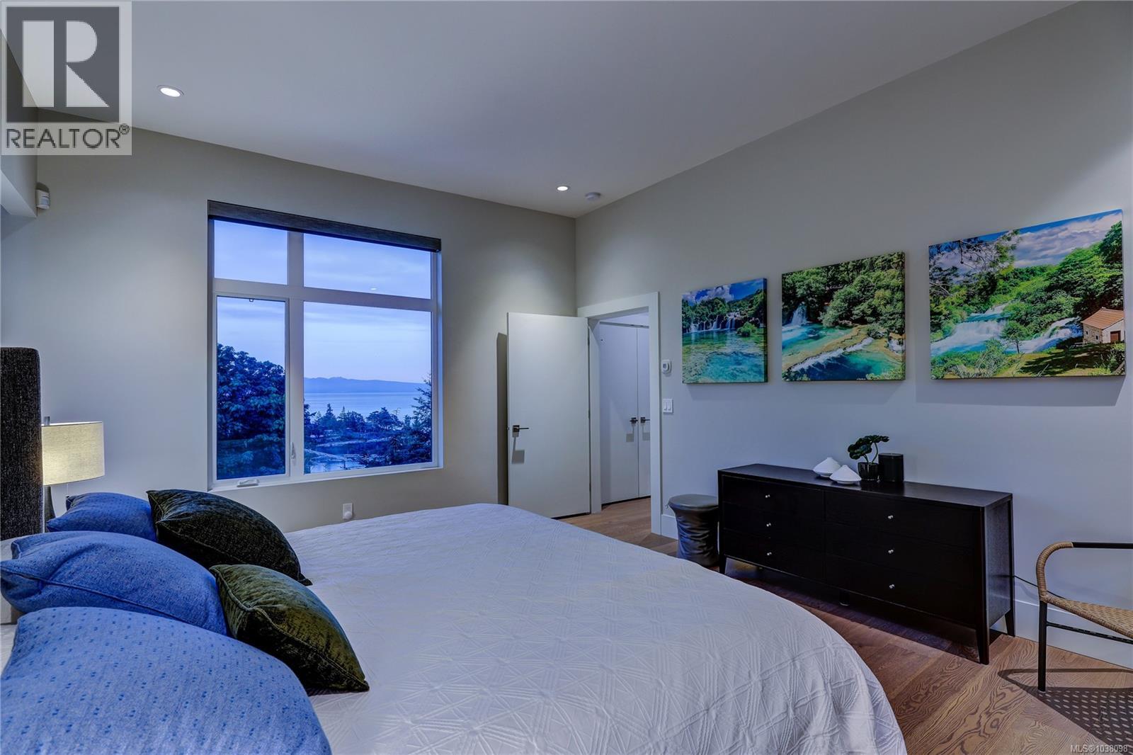 3450 Dolphin Dr - 45