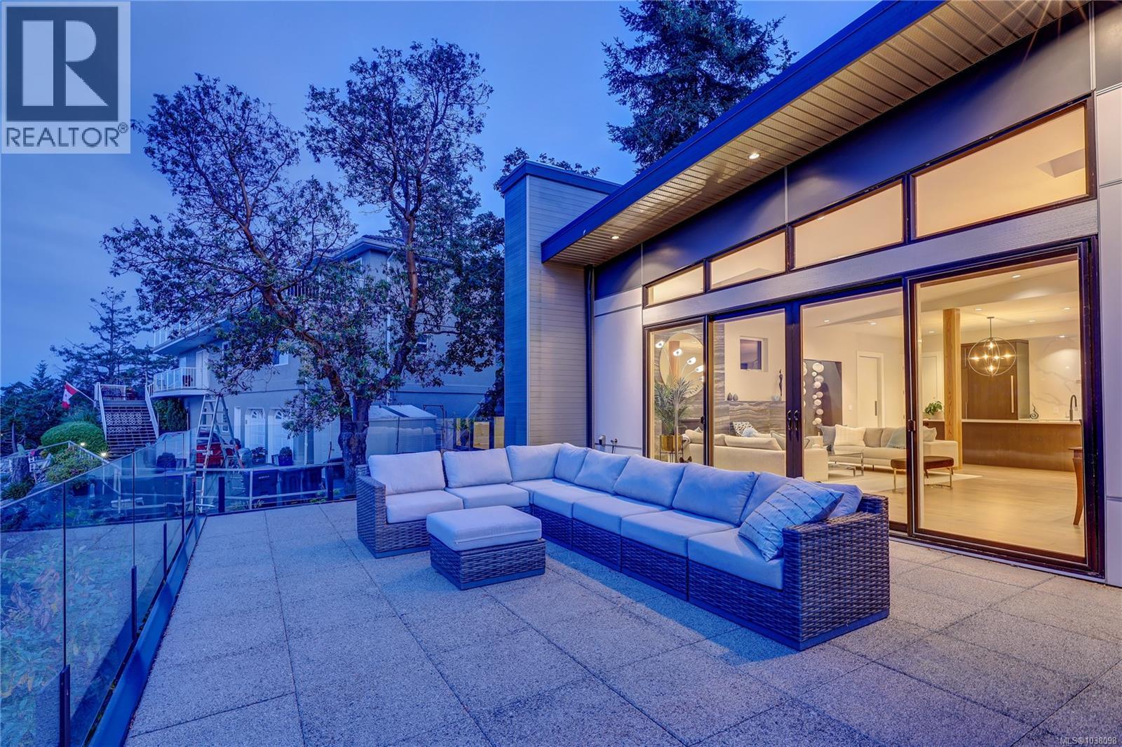 3450 Dolphin Dr - 68