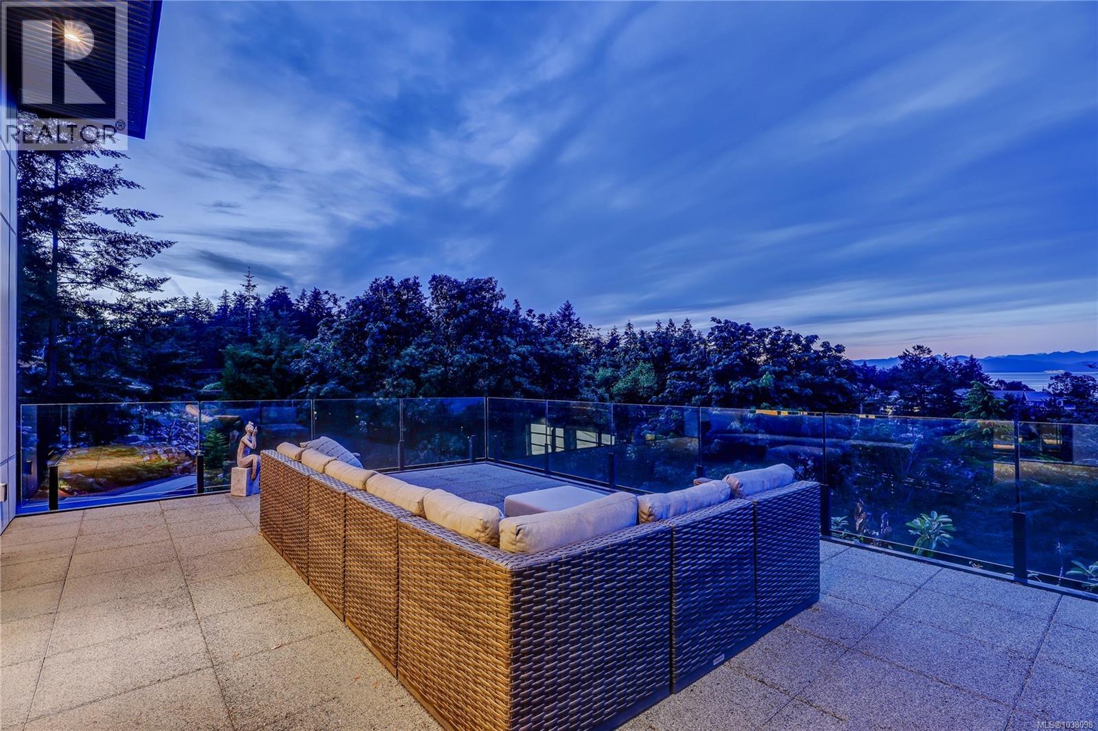 3450 Dolphin Dr - 66