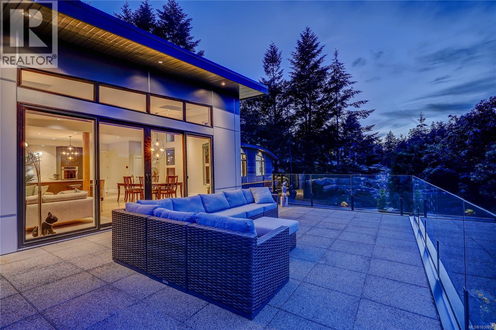 3450 Dolphin Dr - 67