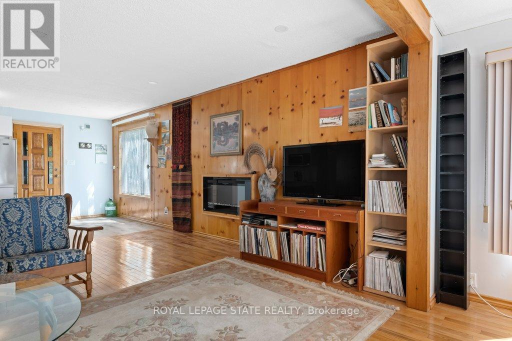 2592 LAKESHORE ROAD - 22