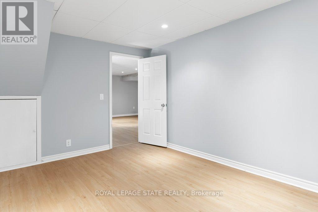 2592 LAKESHORE ROAD - 33