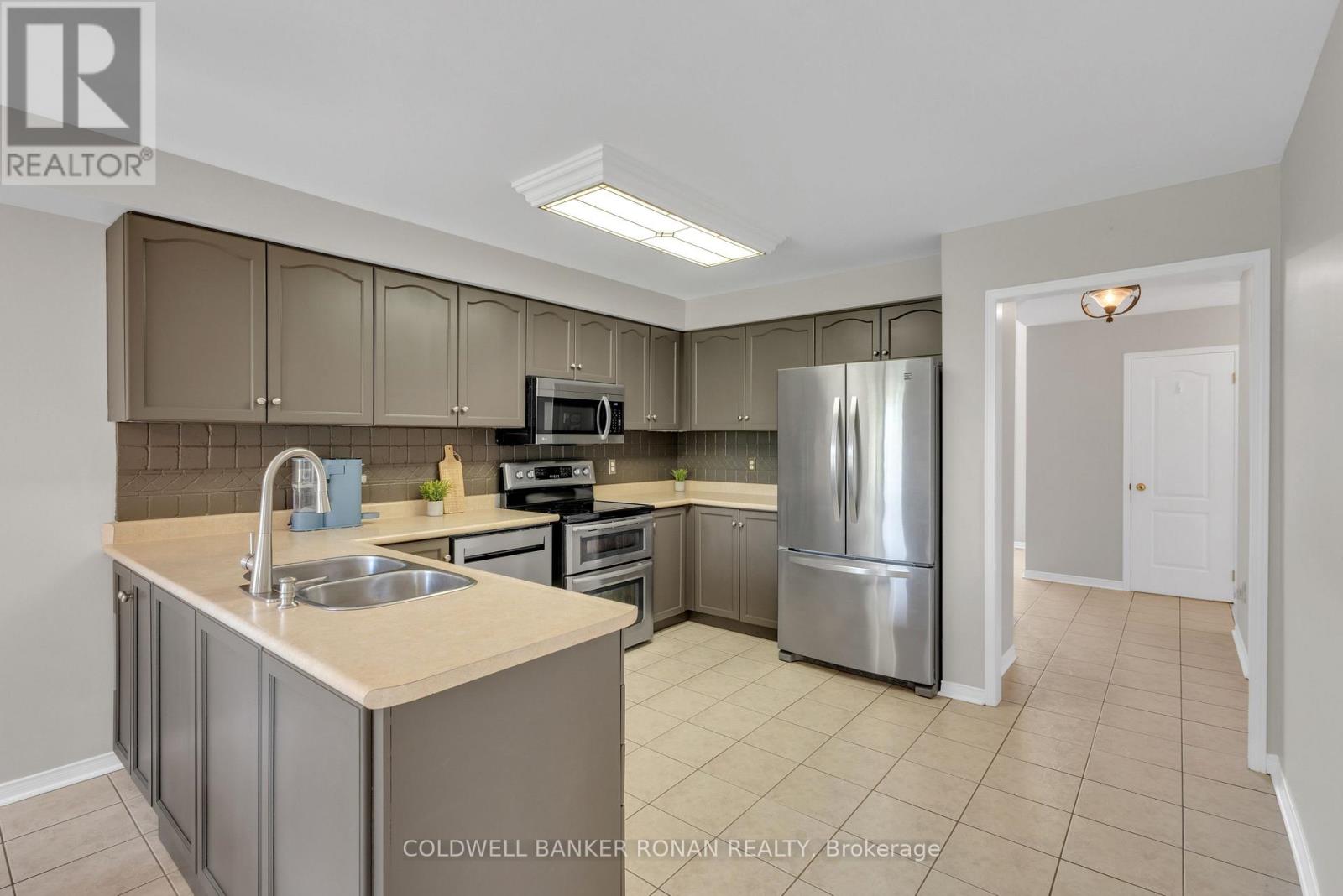 44 BACCARAT CRESCENT - 13