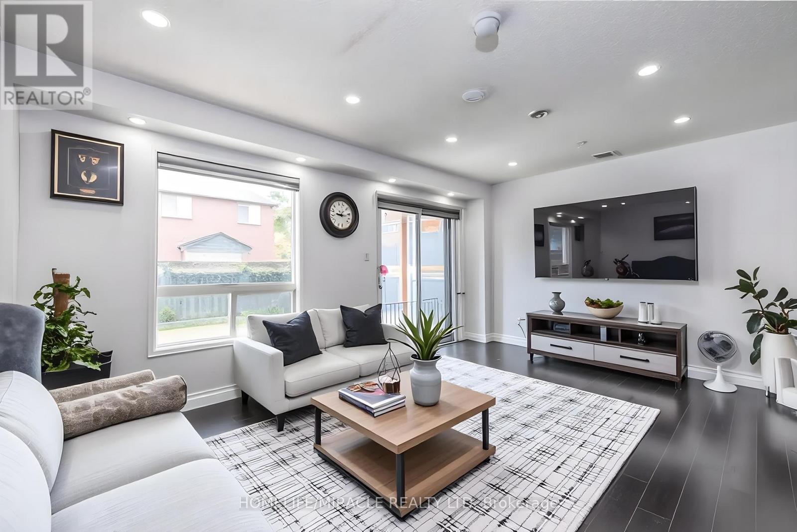 17 BAHA CRESCENT - 10