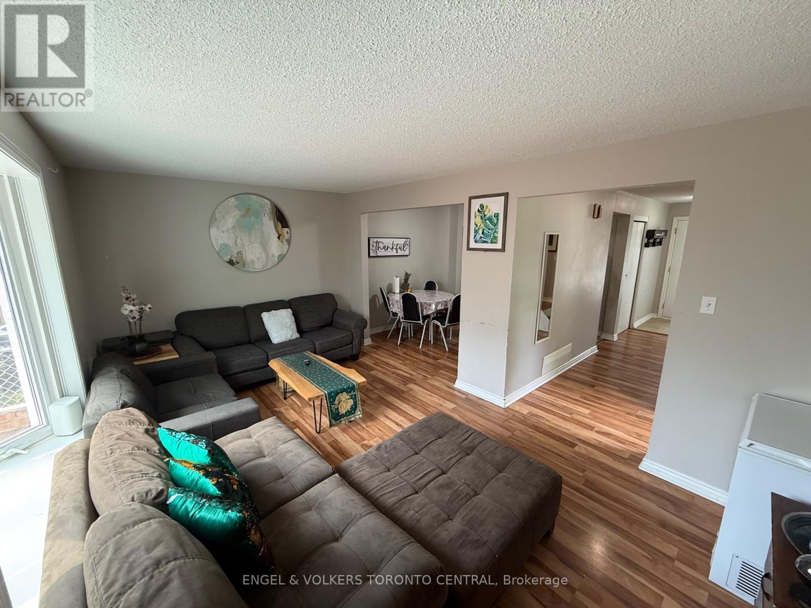 689 COLLEGE AVENUE W - 12