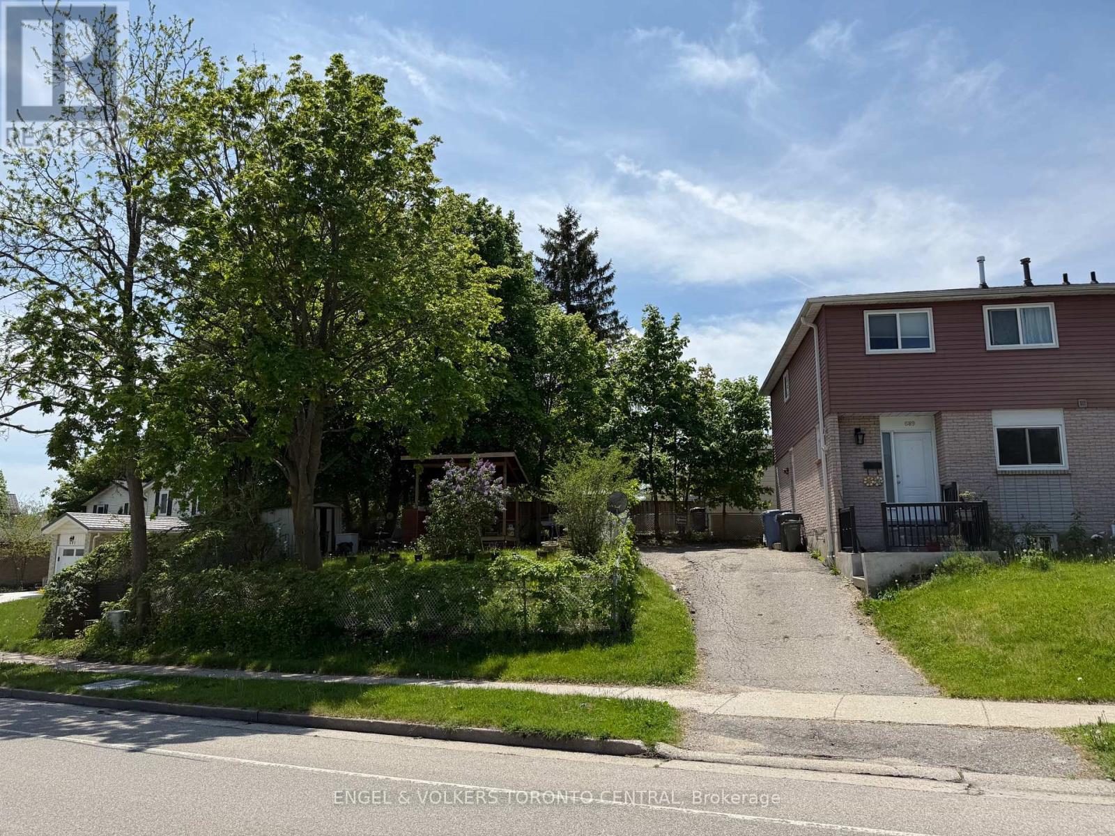 689 COLLEGE AVENUE W - Image 2