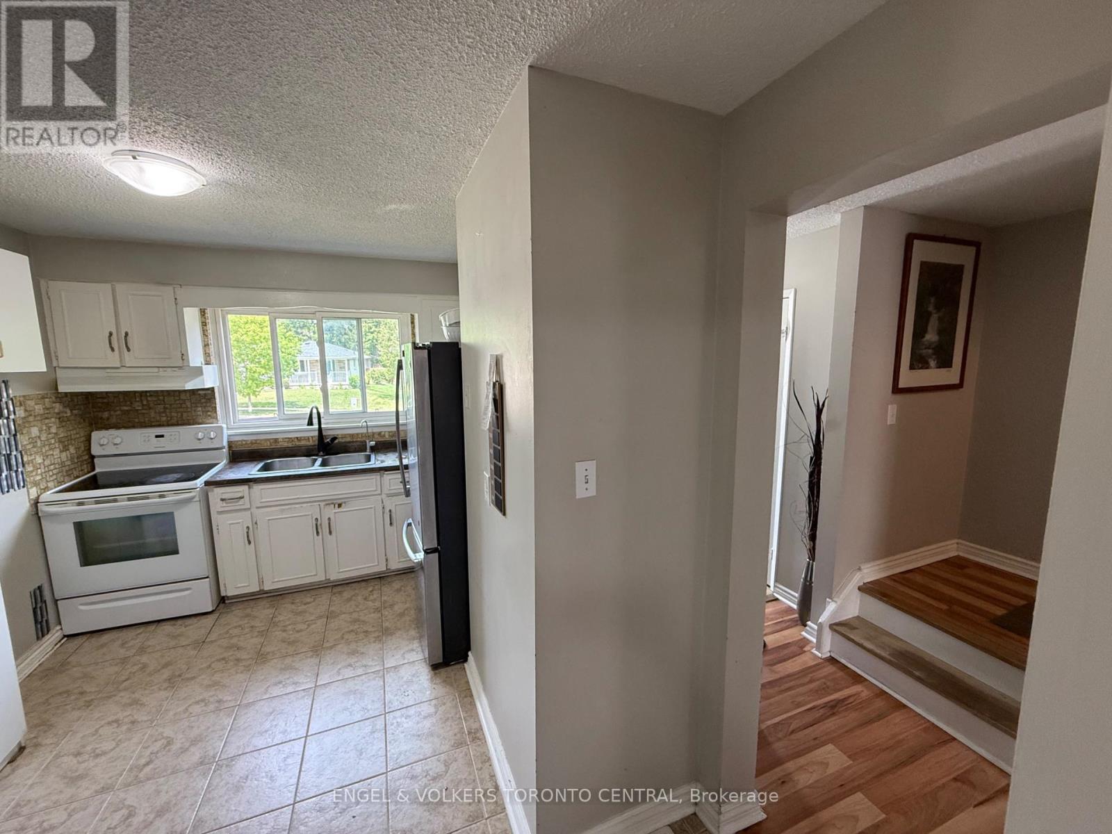 689 COLLEGE AVENUE W - 22