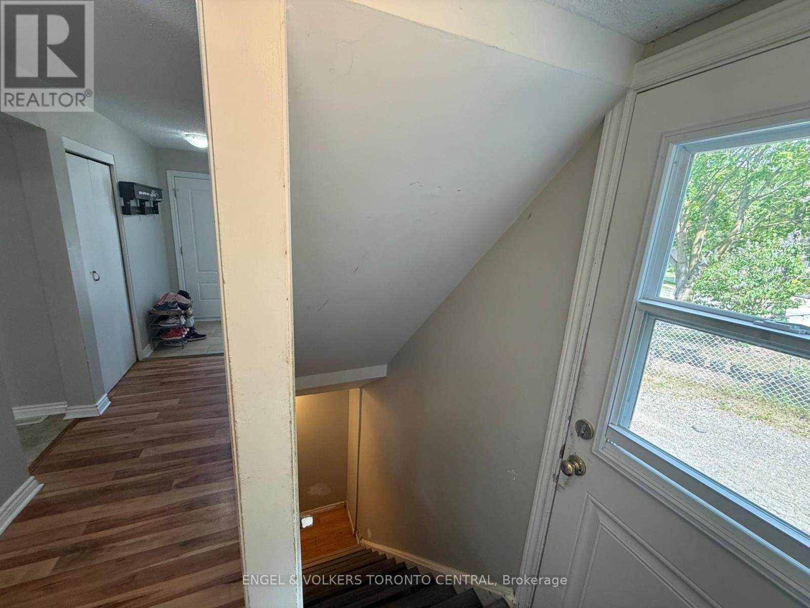 689 COLLEGE AVENUE W - 24