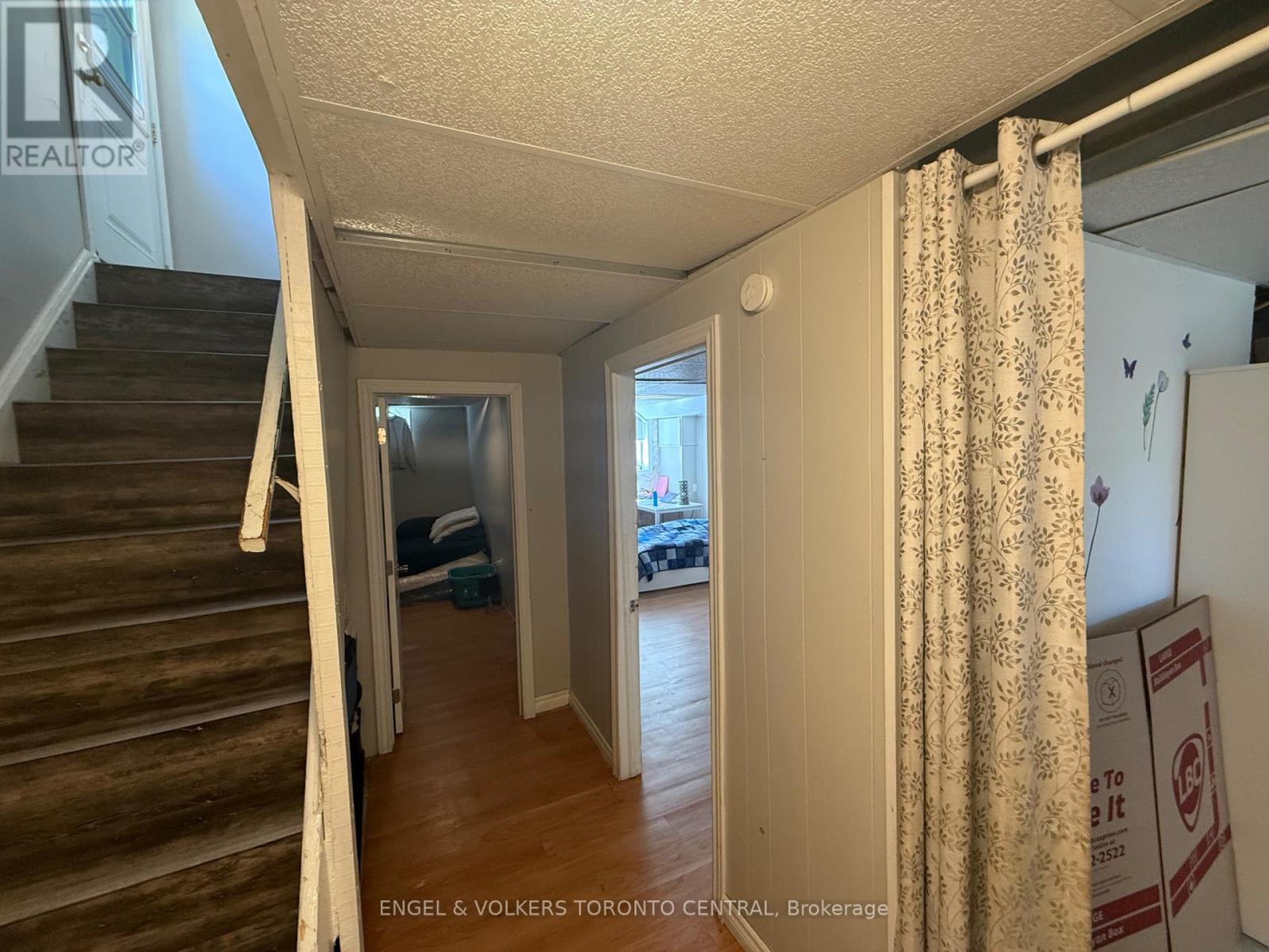 689 COLLEGE AVENUE W - 26