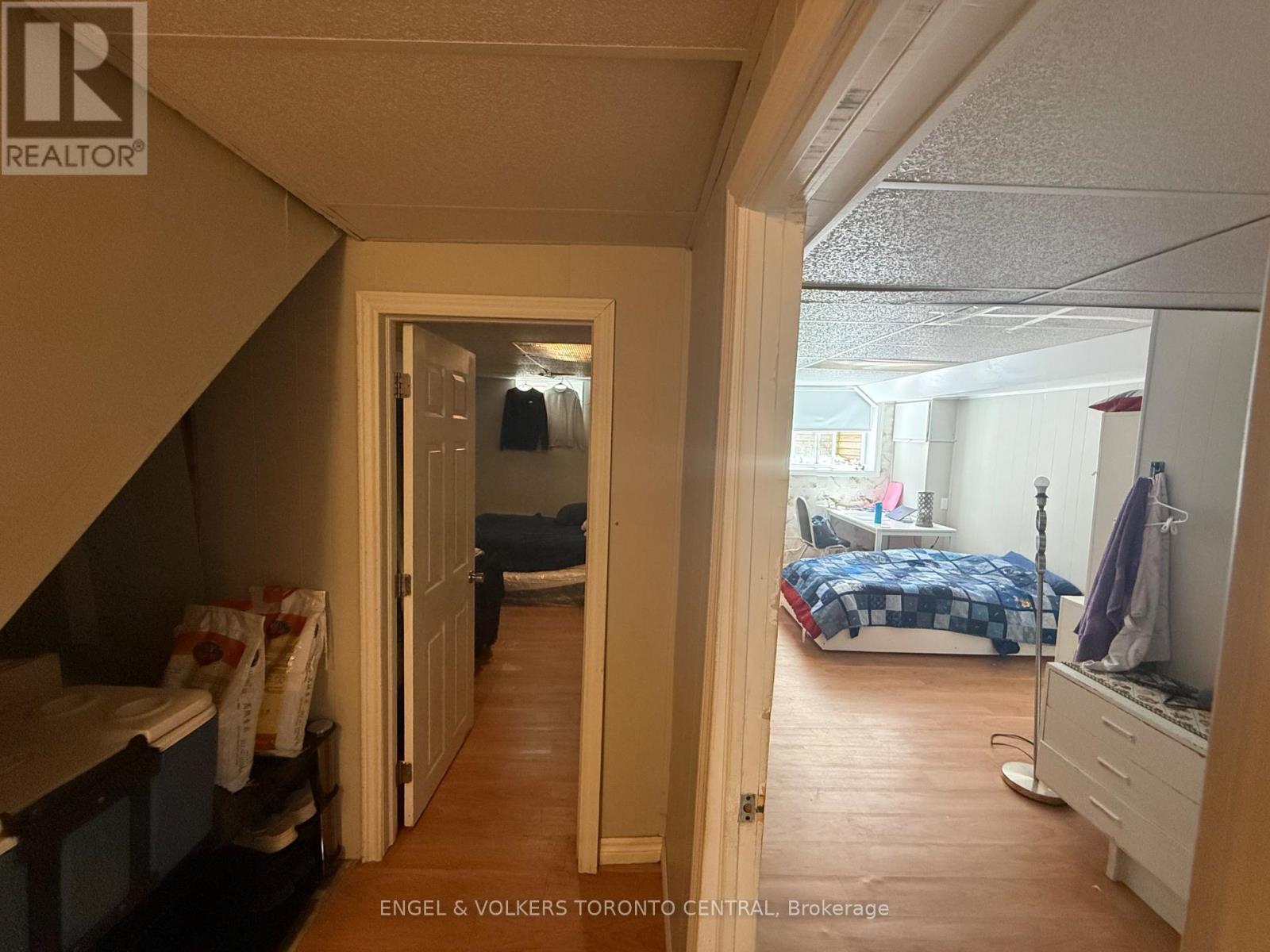 689 COLLEGE AVENUE W - 27