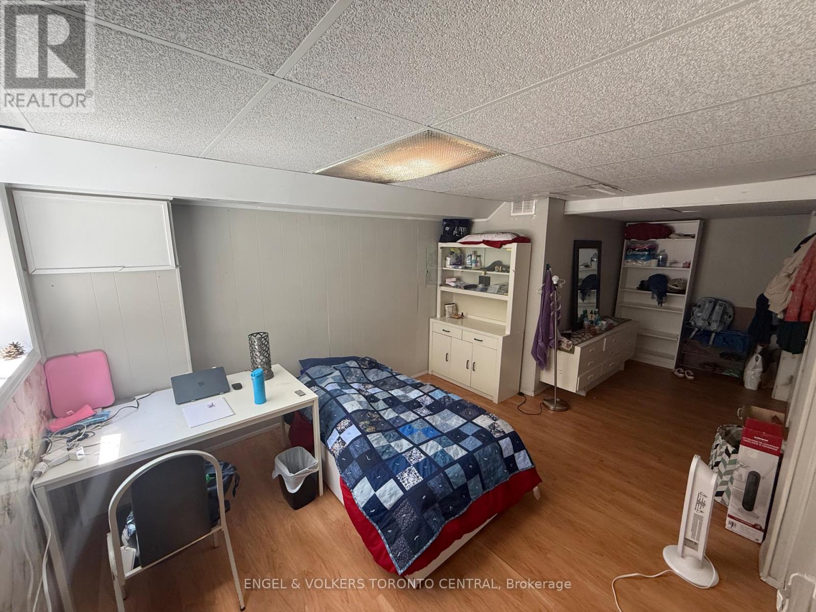 689 COLLEGE AVENUE W - 30