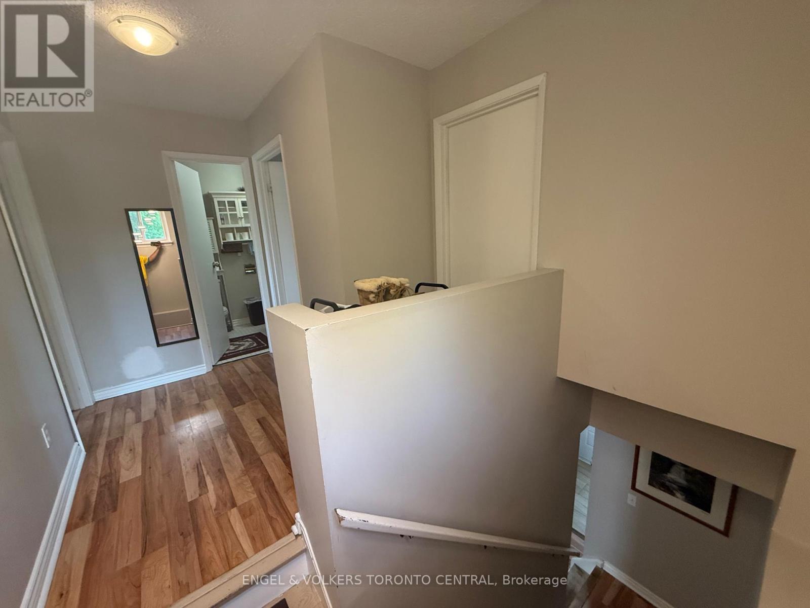 689 COLLEGE AVENUE W - 36