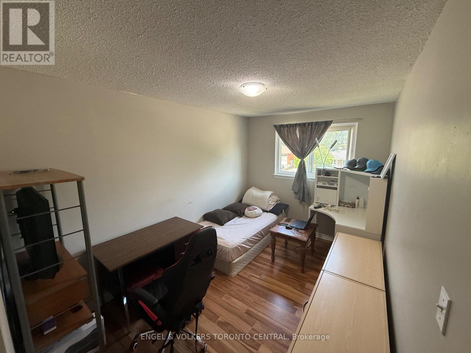 689 COLLEGE AVENUE W - 40