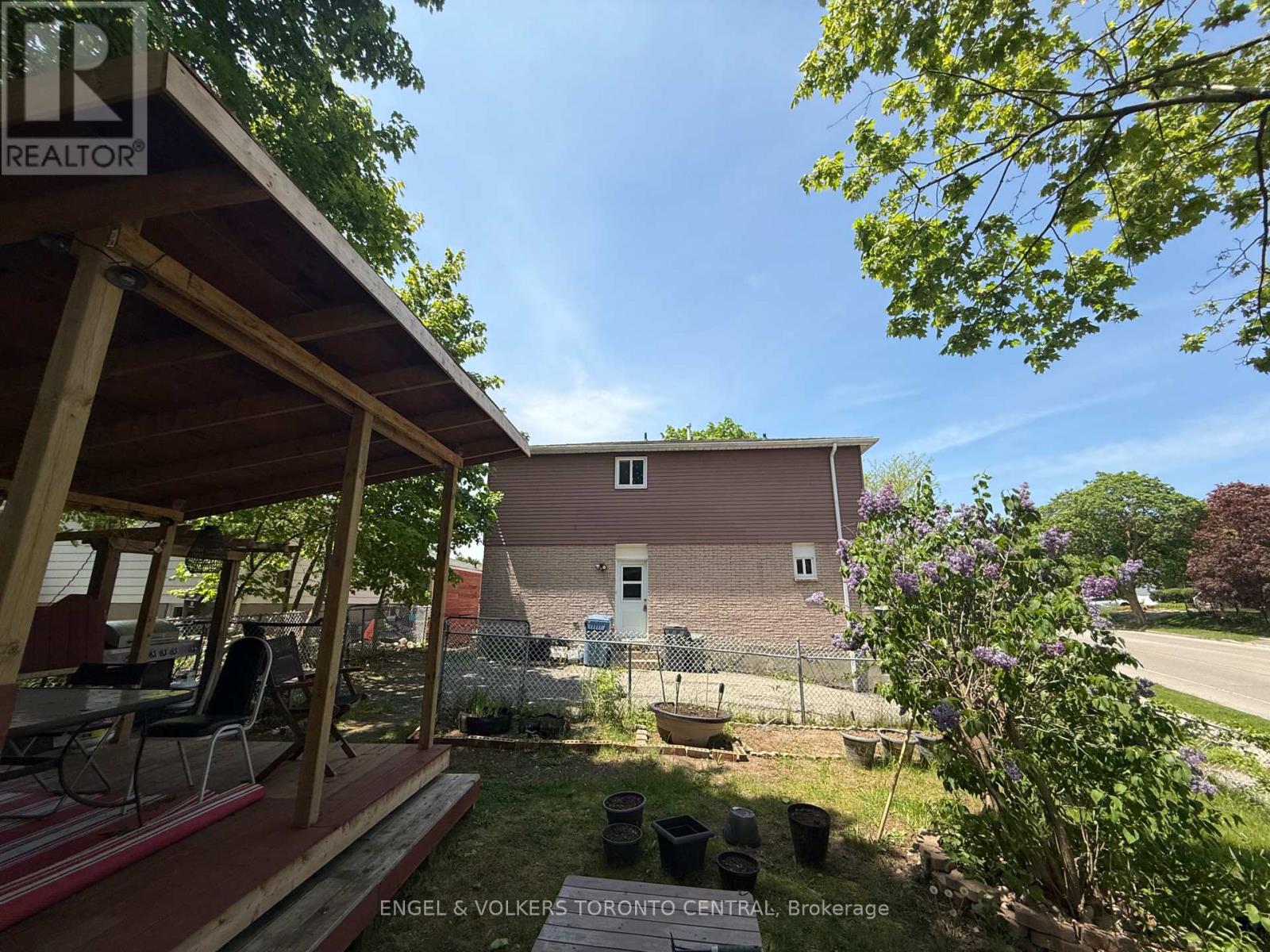 689 COLLEGE AVENUE W - 5