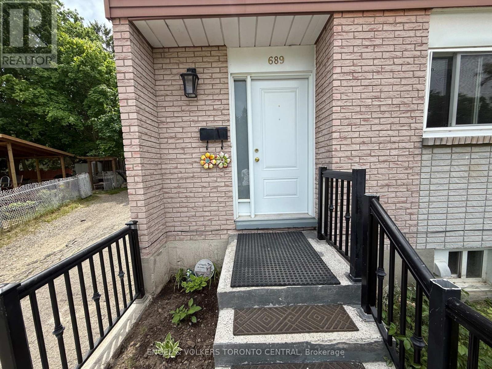 689 COLLEGE AVENUE W - 7